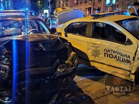 Во Львове в ДТП попали патрульные, сопровождавшие младенца в больницу, пять человек получили травмы