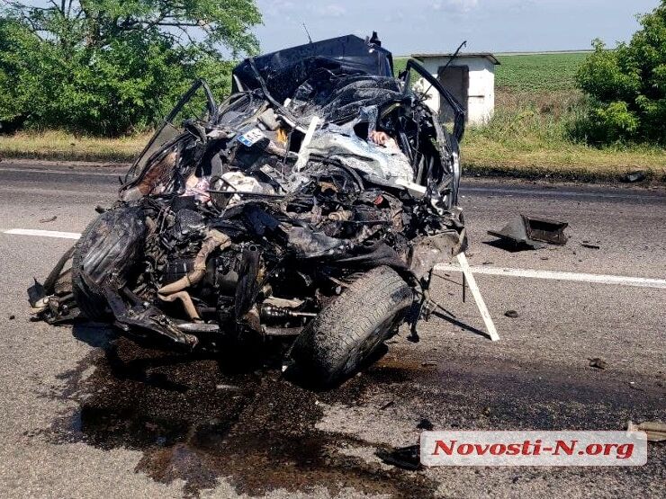 На трассе Одесса – Николаев три легковых авто столкнулись с фурой – погибли два человека, шестеро пострадали
