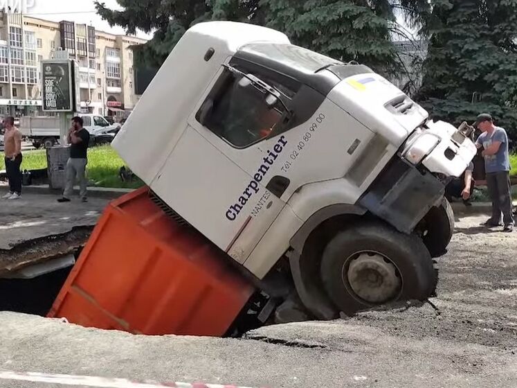 В Житомире в выходные под асфальт провалился грузовик с асфальтом