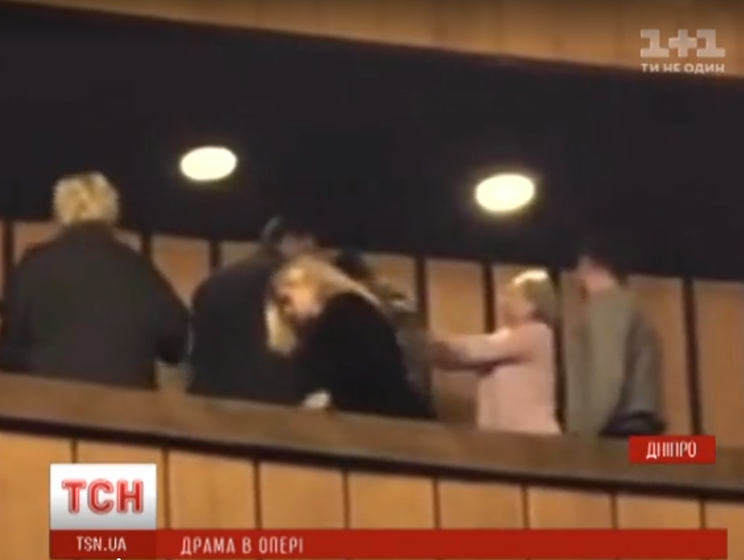 В театре Днепра зрительница ударила молотком военного, обвинив его в "убийстве детей на Донбассе". Видео
