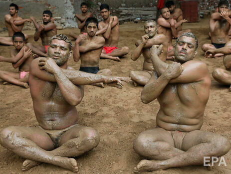 "Луч надежды во время пандемии". В мире отметили Международный день йоги. Фоторепортаж