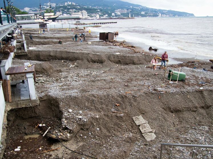 У Криму закрили пляжі в постраждалих від циклону містах
