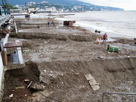 В Крыму закрыли пляжи в пострадавших от циклона городах