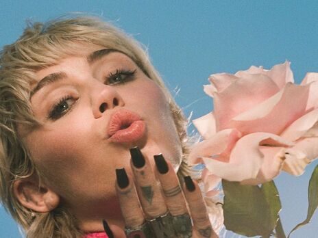 Майли Сайрус перепела хит Metallica – Nothing Else Matters. Трек войдет в альбом каверов, посвященный 30-летию The Black Album. Видео