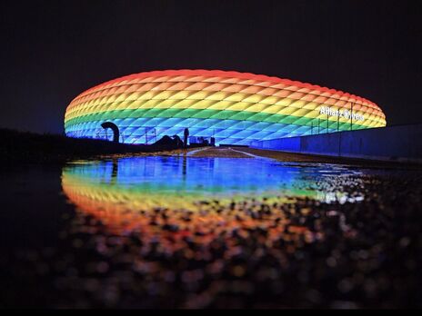 У Мюнхені хотіли підсвітити стадіон кольорами ЛГБТ-прапора, протестуючи проти гомофобії в Угорщині. УЄФА заборонив