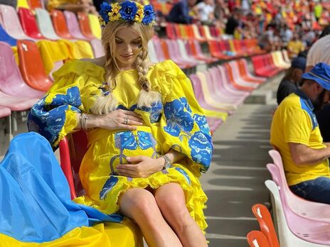 Избранницы украинских футболистов произвели фурор на стадионе в Бухаресте во время игры национальной сборной на Евро 2020. Фото
