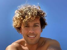 "Алла Борисовна, как фея из сказки", "Басков на торт залез". Галкин показал фото бурного веселья в свой день рождения