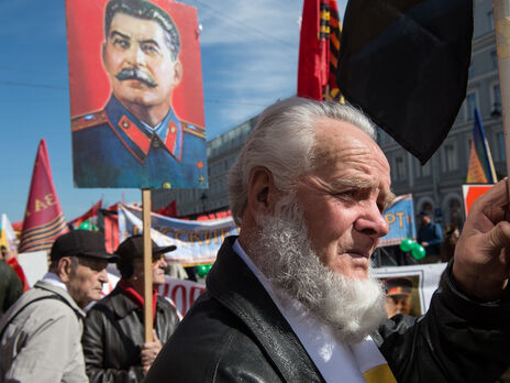 В России 45% опрошенных относятся к Сталину с уважением, в Украине 15%