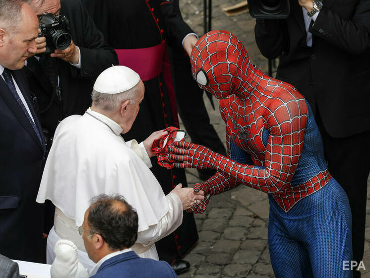 Папа римский встретился с Человеком-пауком. Видео