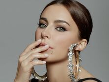 "Лицо поменялось. Операция?", "Такая была лапушка, а сейчас?". В сети обсуждают изменившееся лицо Ани Лорак