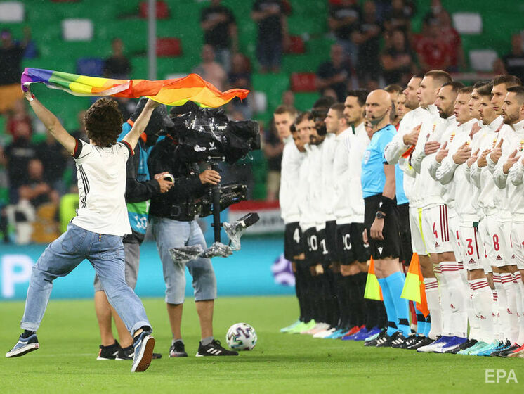 Евро 2020. Во время исполнения гимна Венгрии перед матчем с Германией на поле выбежал болельщик с флагом ЛГБТ