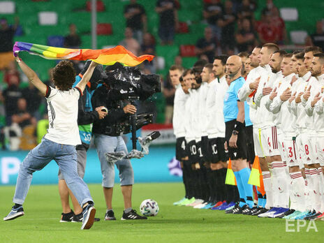 Евро 2020. Во время исполнения гимна Венгрии перед матчем с Германией на поле выбежал болельщик с флагом ЛГБТ