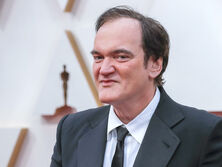 Тарантино оставил автограф на ступне поклонницы, а она выставила его на аукцион. Видео