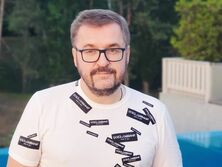 "Люблю, когда можешь пощупать черешню, потом взять свежее яичко и с черным хлебом его выпить". Пономарев рассказал о жизни в пригороде Киева