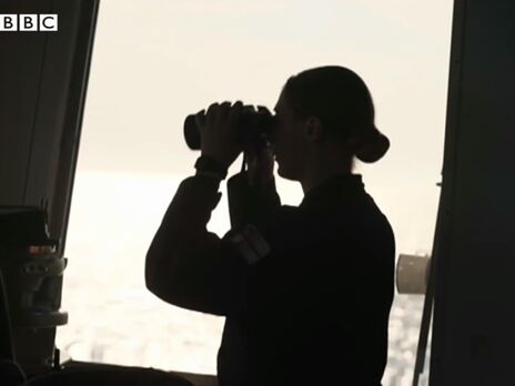 Британские СМИ показали видео с эсминца, который преследовали российские бомбардировщики и катер