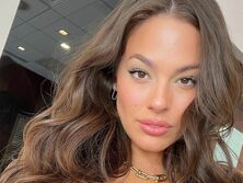 "Оглушительно". Plus size модель Эшли Грэм показала свое тело в бикини