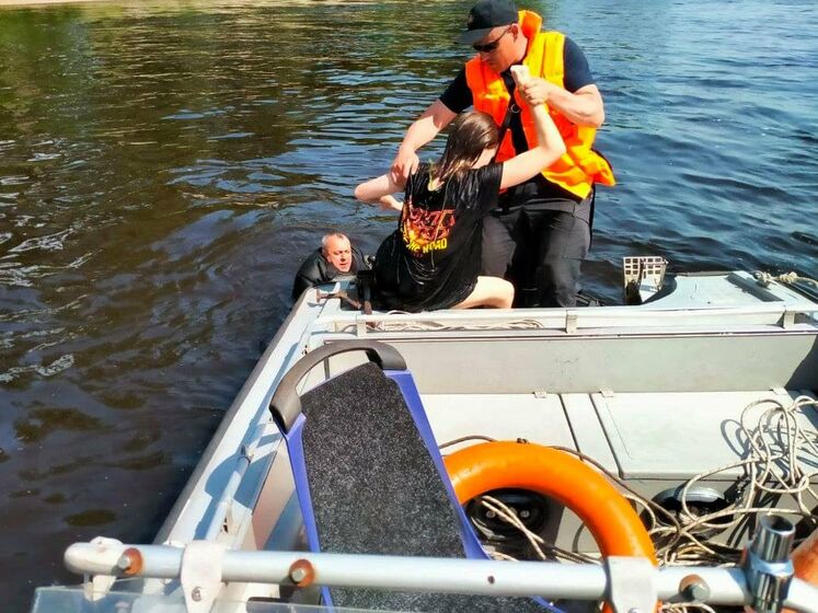 У Києві водолази врятували дівчинку, яку відносила течія під Пішохідним мостом