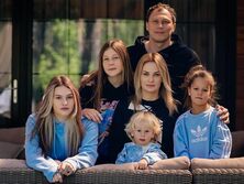 "Без тебя не стал бы тем, кем есть". Пятов признался в любви жене в день топазовой свадьбы