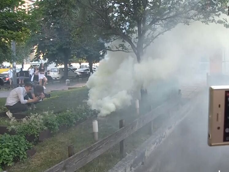 Концерт Басты в Киеве. Перед клубом, где выступает рэпер, бросили дымовую шашку, активисты жгут файеры. Видео