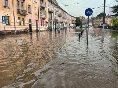 Повалены деревья и сорваны крыши, подтоплены улицы, нет света и горячей воды. Львов накрыла гроза. Фоторепортаж