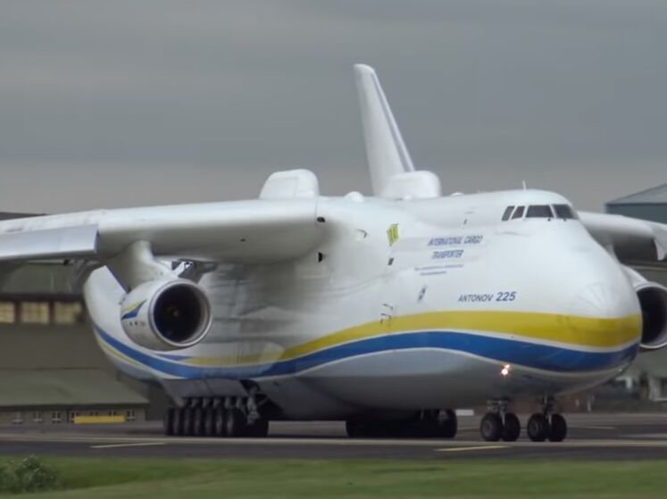 Украинская "Мрія" в Великобритании "сдула" забор авиабазы, когда взлетала. Видео