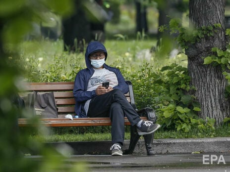 ВОЗ призывает даже вакцинированных людей носить маски из-за распространения штамма коронавируса 