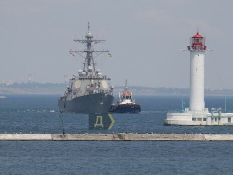 В порт Одессы зашел американский ракетный эсминец Ross