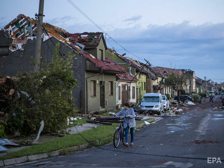 У Чехії через торнадо загинуло шестеро людей. ЗМІ пишуть, що серед них дворічна дитина