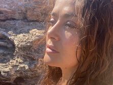 "Самая красивая и сладкая женщина в мире". 54-летняя Хайек взорвала сеть эффектной фотосессией