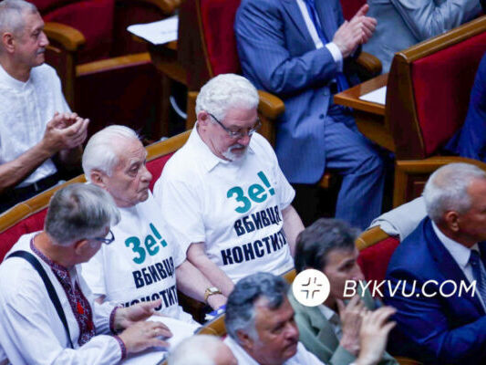 Разумков отреагировал на футболки "Зе! Убийца Конституции" в Раде: Я не согласен