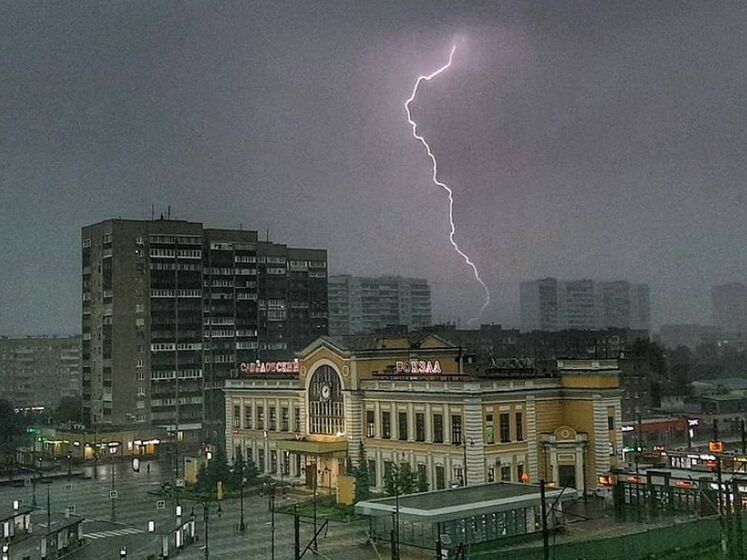 В Москве "суперливень" затопил улицы и метро, обрушил строительный кран. Видео