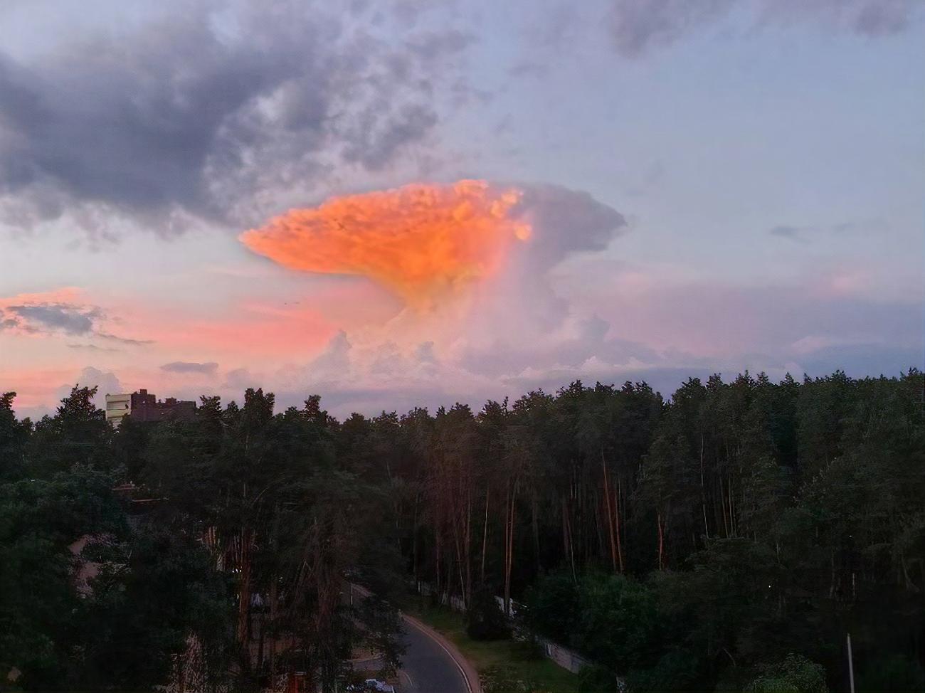 Photos of the “atomic cloud” from Kiev are posted on social networks.  Ukrhydrometeorological Center explained what it is