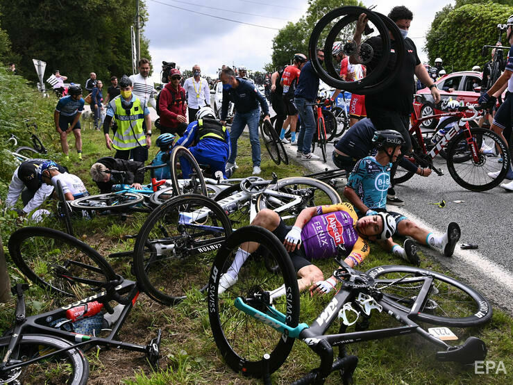 Болельщица спровоцировала массовое падение спортсменов на велогонке "Тур де Франс". Видео