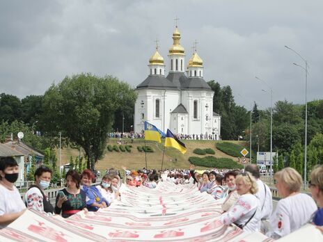 В Чернигове развернули рушник рекордной для Украины длины. Фоторепортаж