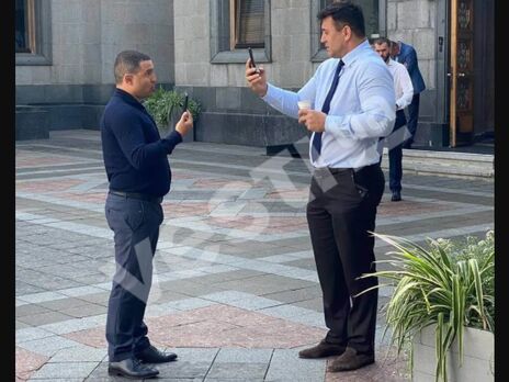 Куницкий и Тищенко со смартфонами в руках продолжили выяснять отношения на улице