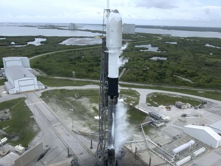 SpaceX отложила запуск спутников из-за самолета в небе