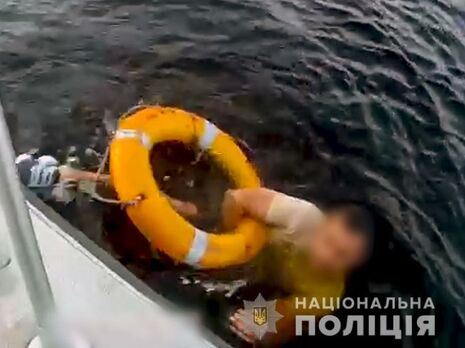 Сотрудники речной полиции Киева увидели падение во время патрулирования