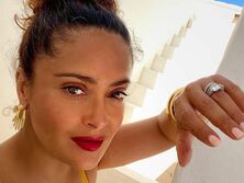 "Ух ты, такая гибкая!", "Впечатляет". 54-летняя Хайек удивила растяжкой