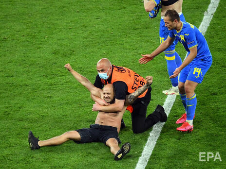 Бєсєдіну пошкодили ногу, а Шевченко втішав шведа. Як Україна перемагала Швецію на Євро 2020. Фоторепортаж