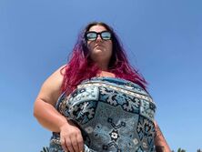 "Мы решили съехаться". alyona alyona показала ноги бойфренда с зеленым педикюром и рассказала, какие они с ним разные