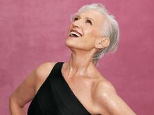 "Вау", "Королева", "Красота". 73-летняя мать Илона Маска взорвала сеть своим фото в леопардовом купальнике