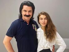 Павел Зибров носил на руках Jerry Heil и пел ей "Мечты сбываются". Видео