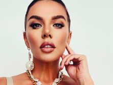 "Боже мой, какой секс". "Дерзкая". Седокова снялась в откровенном наряде с тигровым принтом