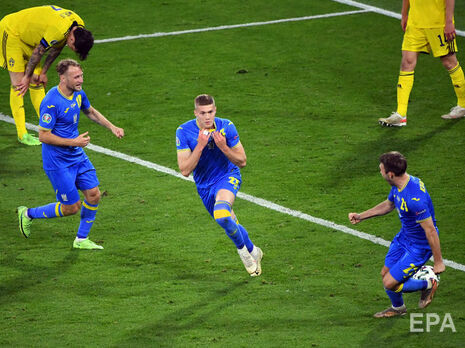 Довбик (у центрі) забив переможний гол у матчі зі Швецією