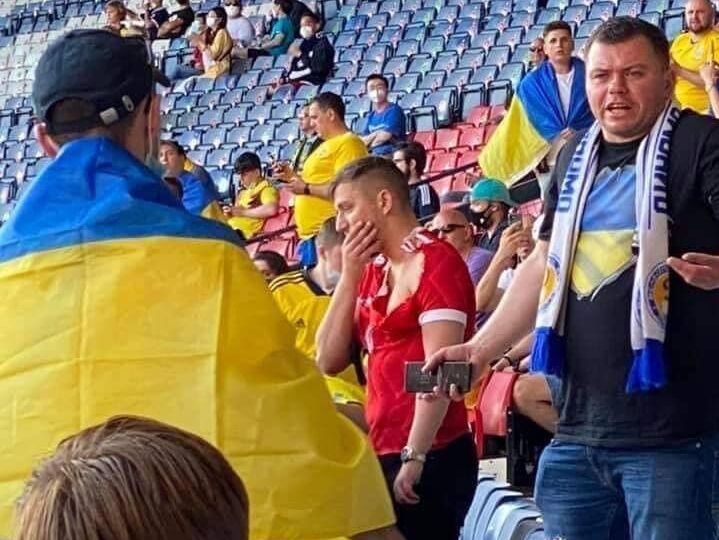 Посольство РФ у Великобританії звернулося в поліцію щодо фаната, який прийшов на матч України та Швеції з російським прапором і в шапці-вушанці