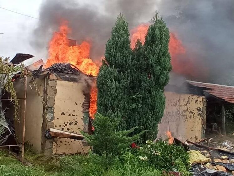 В Авдеевке артиллерия боевиков ударила по жилому району: горит дом
