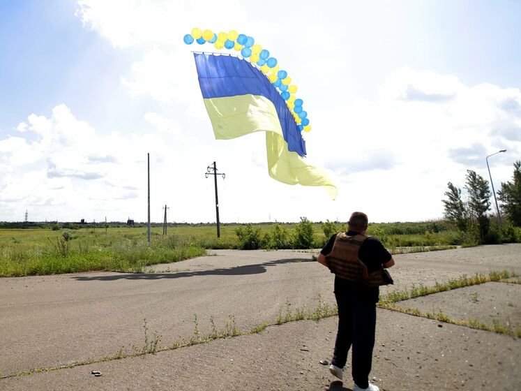 Військові запустили в бік Донецька український прапор