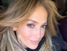 "Ты нереальная". Лопес засветила мокрую грудь в топе с глубоким декольте