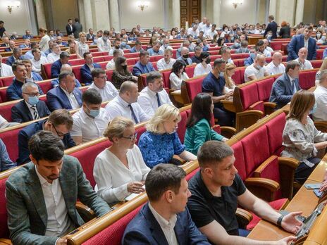 Рада приняла закон о коренных народах, в Украине открылся рынок земли. Главное за день