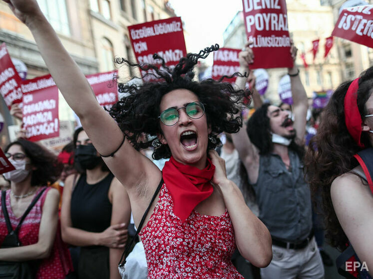 Туреччина офіційно вийшла зі Стамбульської конвенції. Тисячі людей вийшли на протести